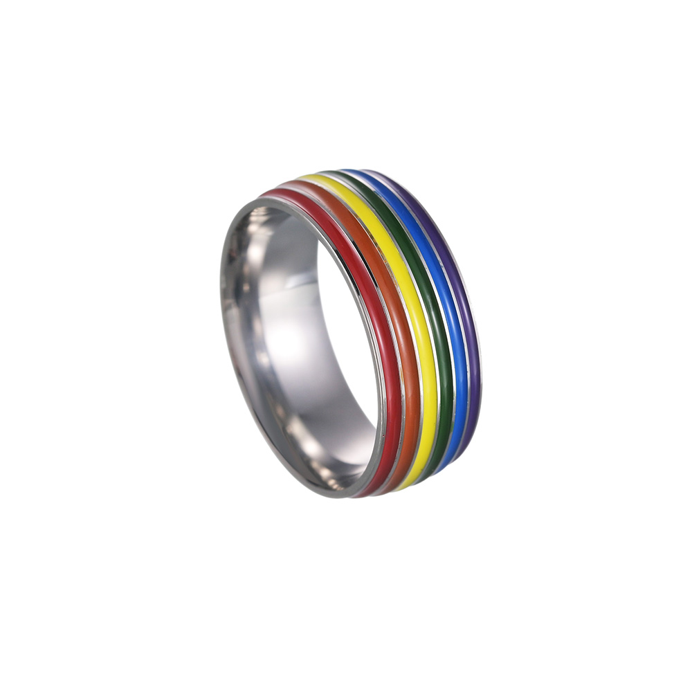 Détail des bandes arc-en-ciel de la bague Pride argentée