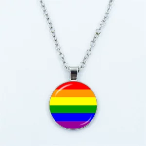 Collier médaillon avec drapeau arc-en-ciel Pride classique