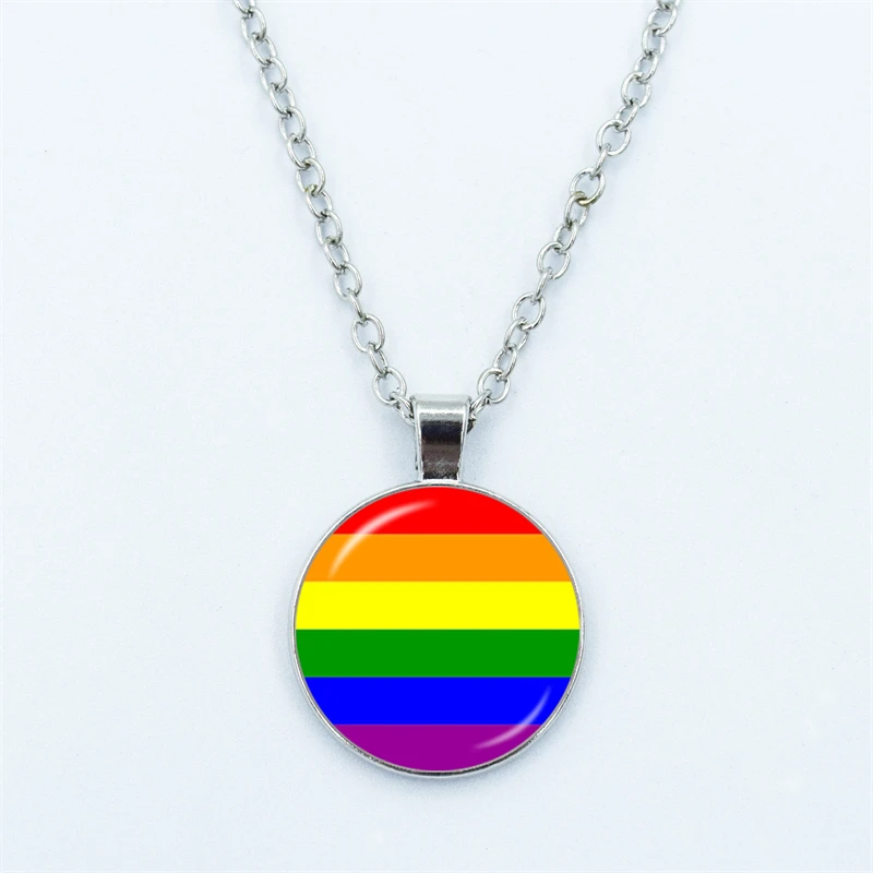 Collier médaillon avec drapeau arc-en-ciel Pride classique