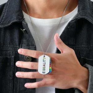 Collier Pride Equality porté sur un haut blanc