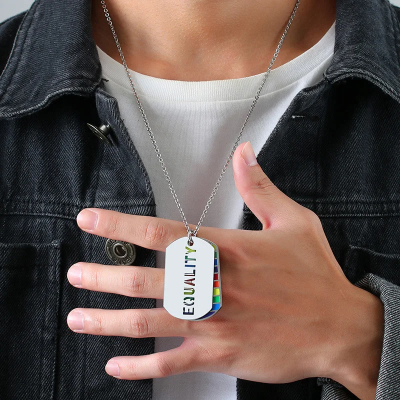 Collier Pride Equality porté sur un haut blanc