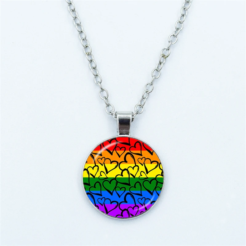 Collier Pride avec mosaïque de cœurs arc-en-ciel