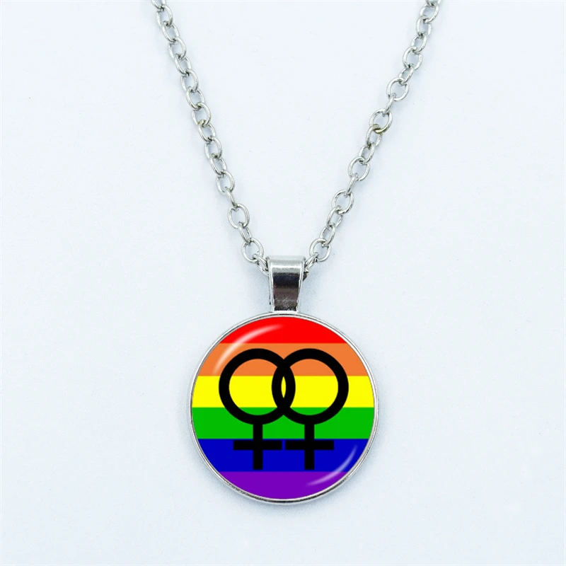 Collier Pride avec doubles symboles lesbiens sur fond arc-en-ciel