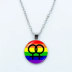 Collier Pride avec doubles symboles lesbiens sur fond arc-en-ciel