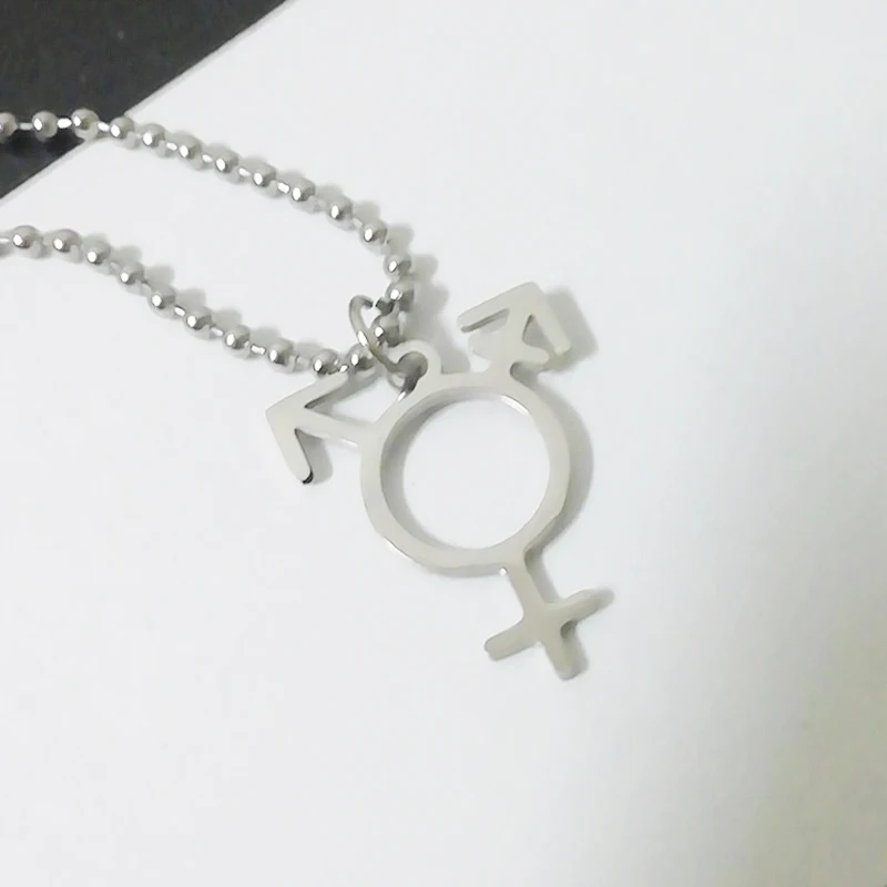 Pendentif transgenre argenté sur fond clair