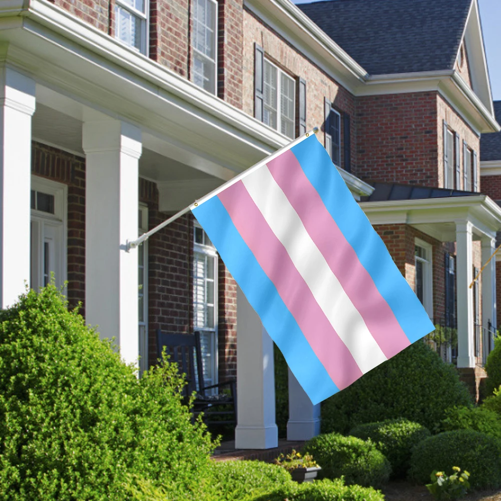 Drapeau transgenre installé à l’extérieur