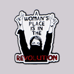 Pin’s féministe noir, blanc et rouge « A Woman’s Place Is in the Revolution »