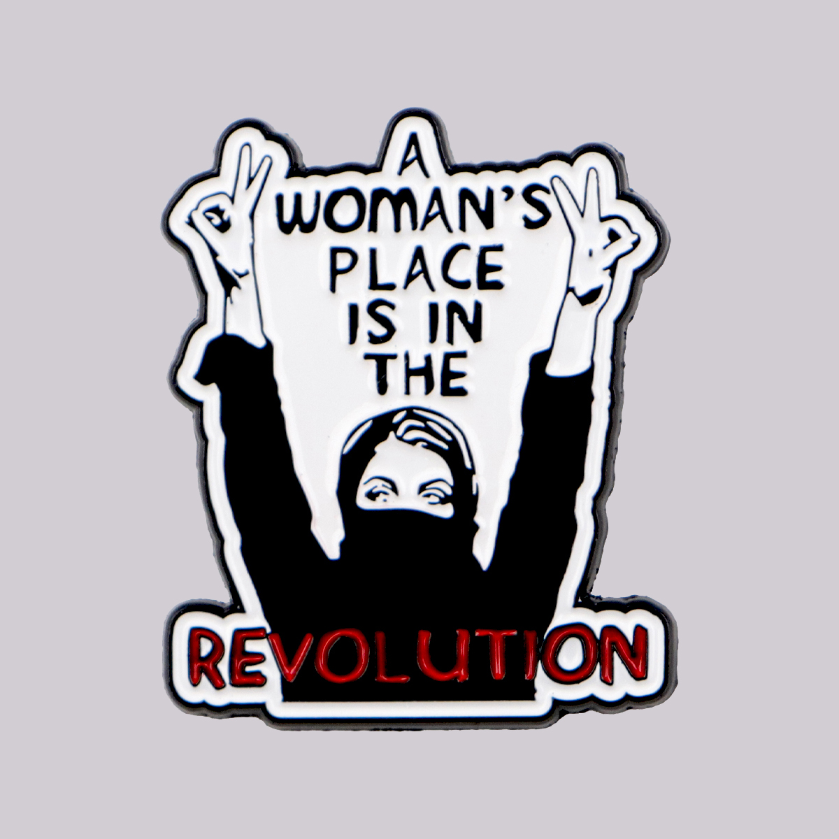 Pin’s féministe noir, blanc et rouge « A Woman’s Place Is in the Revolution »