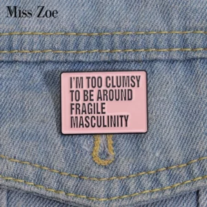 Pin’s féministe Fragile Masculinity sur une veste en jean