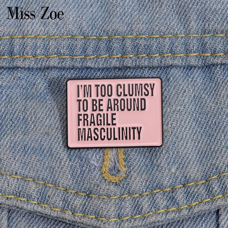 Pin’s féministe Fragile Masculinity sur une veste en jean