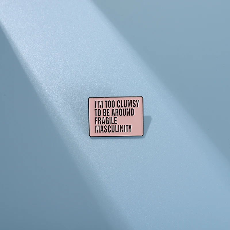 Pin’s féministe rose sur fond bleu