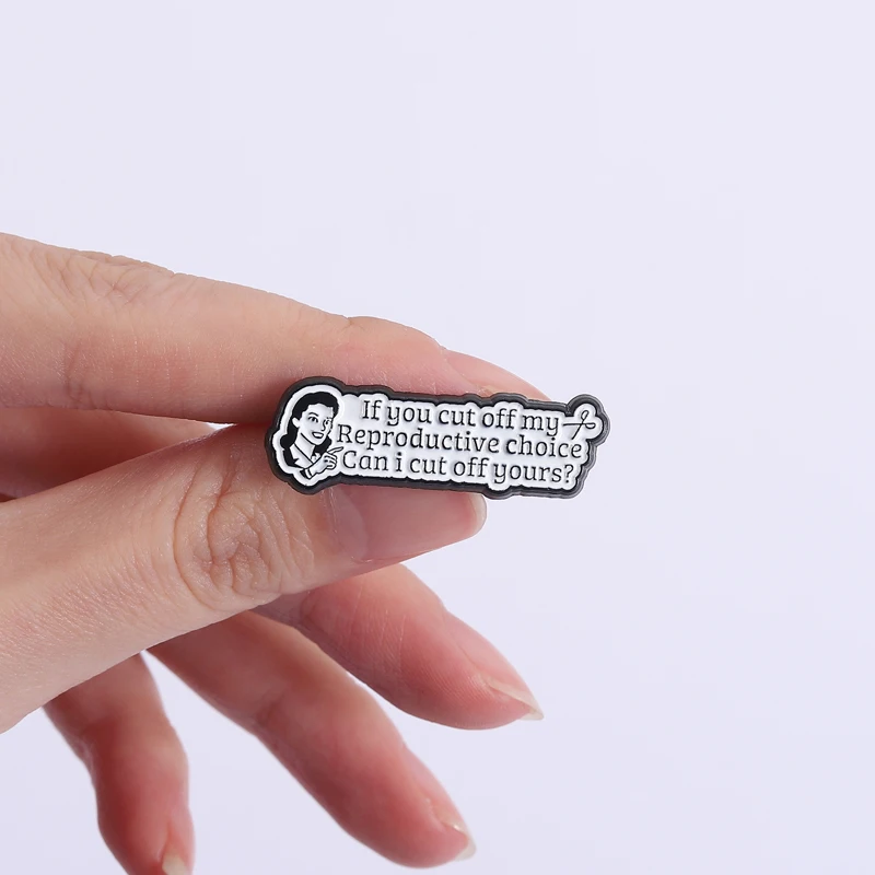 Pin’s Reproductive Choice tenu entre les doigts
