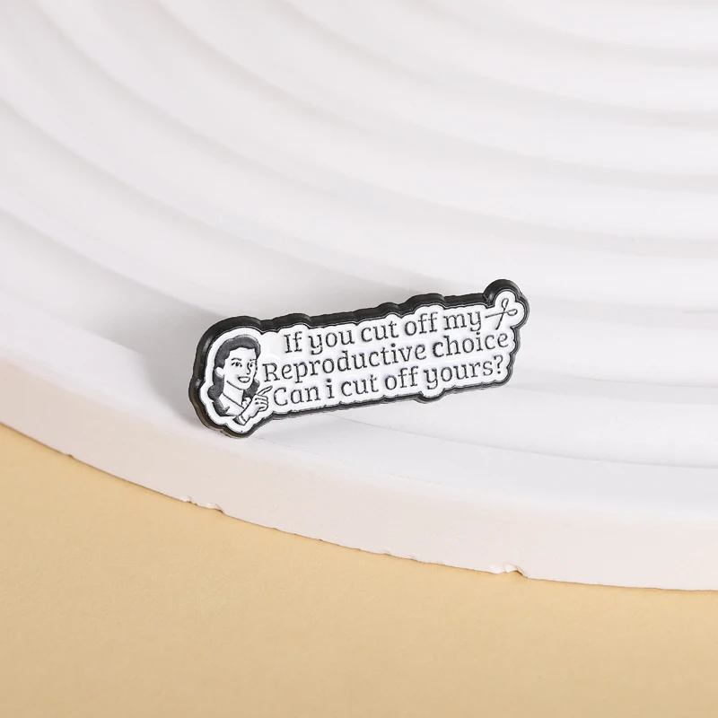 Pin’s féministe noir et blanc en mise en scène