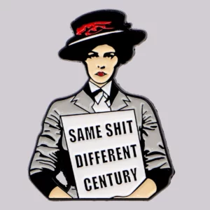 Pin’s féministe Same Shit Different Century vue principale