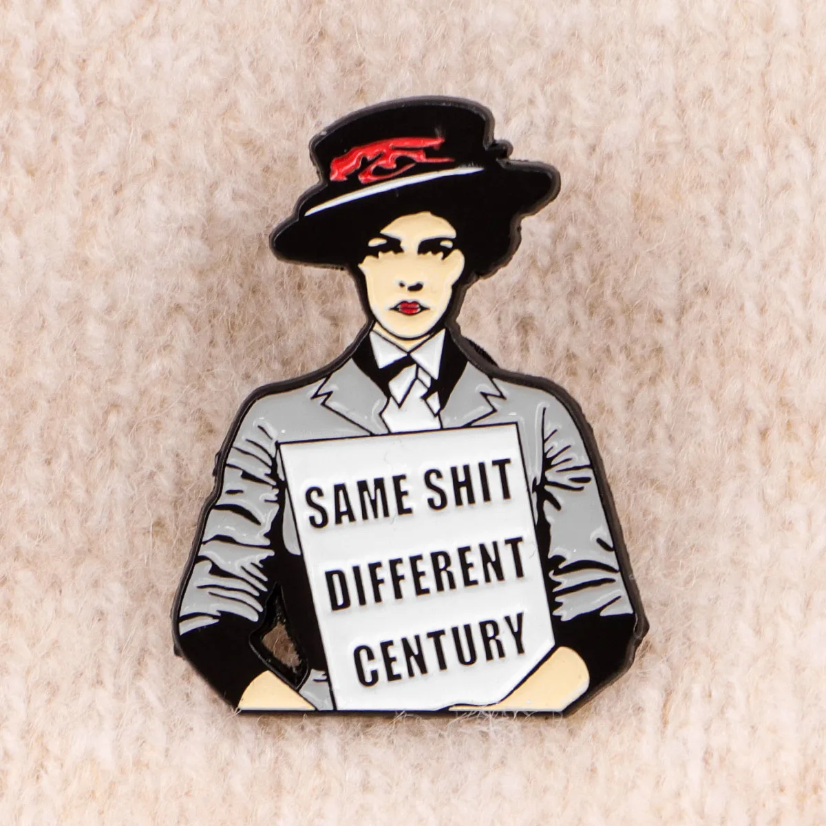 Pin’s féministe Same Shit Different Century fixé sur un tissu
