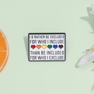 Pin’s inclusif I’d Rather Be Excluded sur fond vert clair