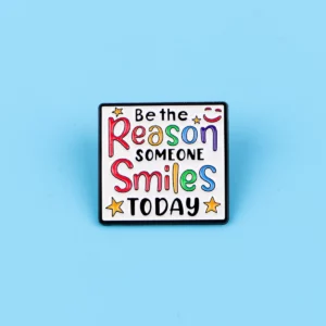 Pin’s positif Be the Reason Someone Smiles sur fond bleu