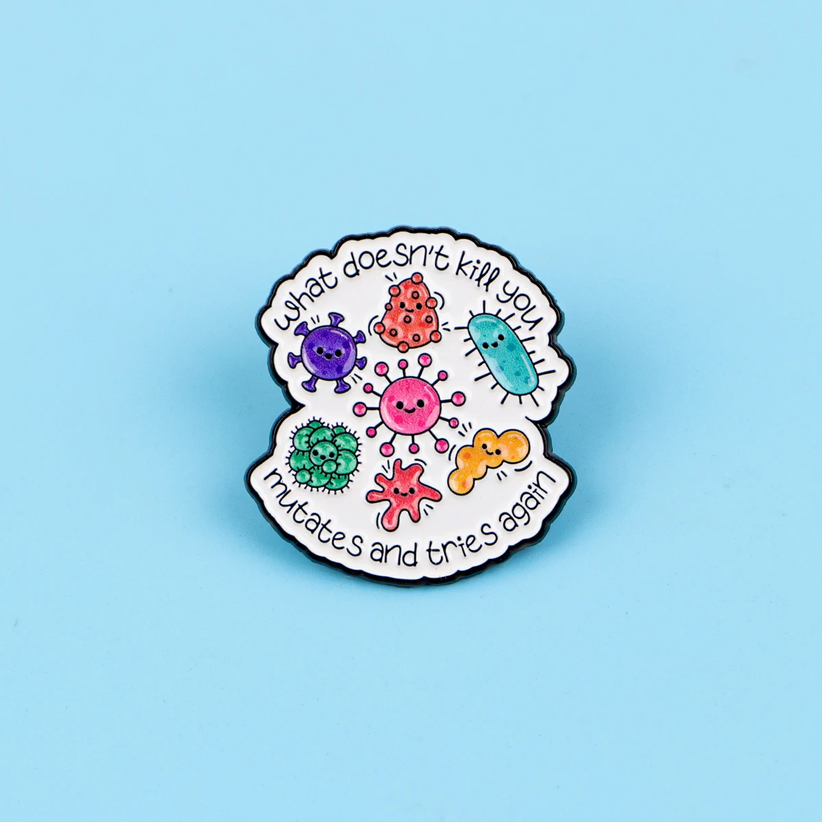 Pin’s santé mentale What Doesn't Kill You Mutates sur fond bleu