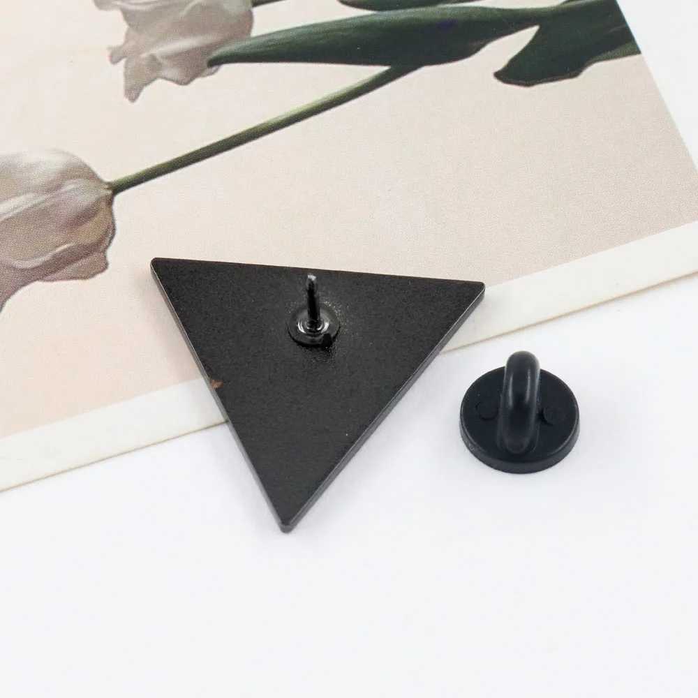 Revers et fermoir du pin’s triangle rose