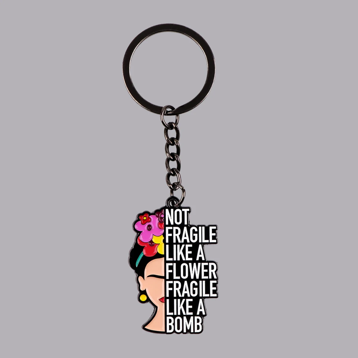 Porte-clés féministe Not Fragile Like a Flower sur fond gris