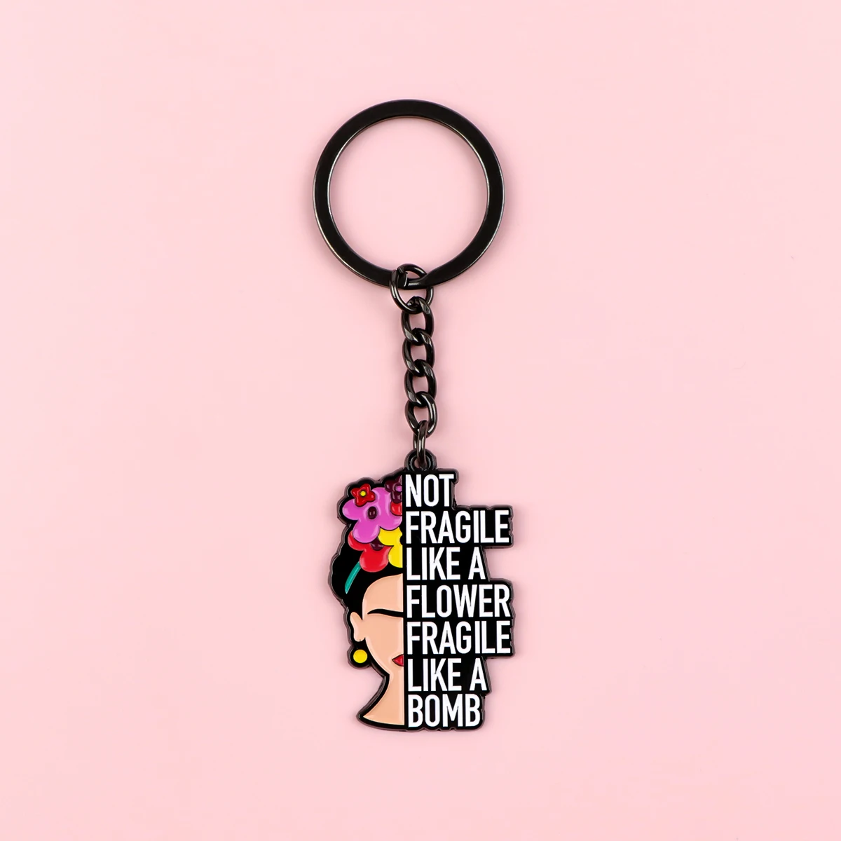 Porte-clés féministe émaillé sur fond rose