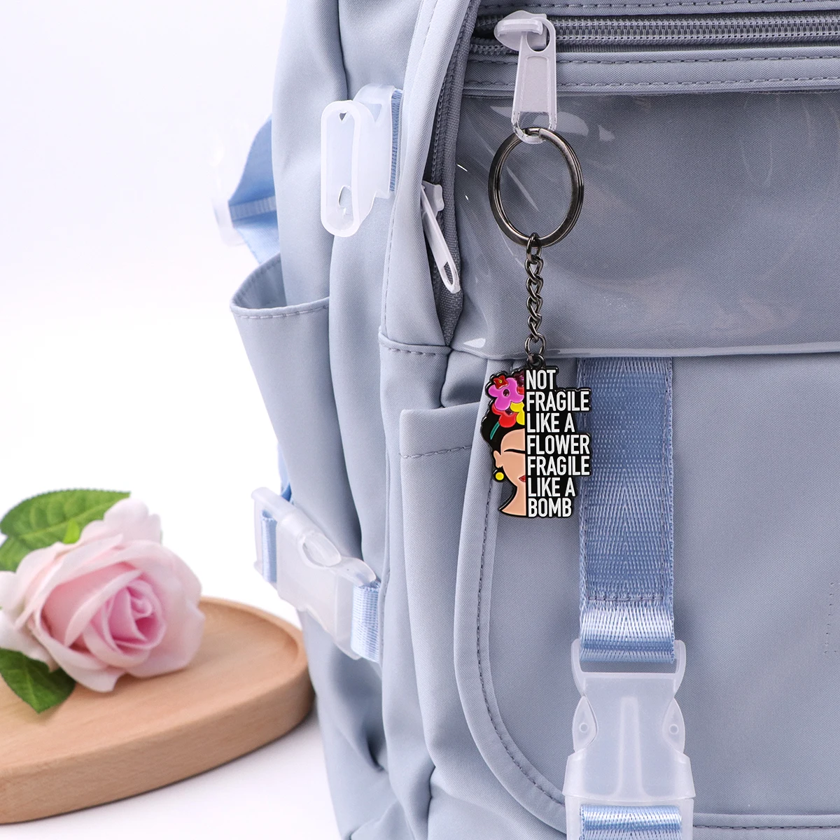 Porte-clés féministe accroché à un sac à dos